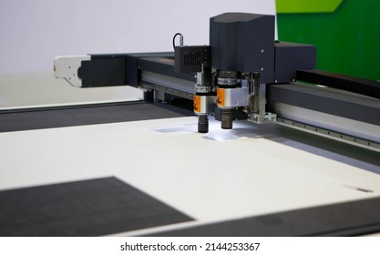 Digital Die Cutter Machine Cutting PP Flute Board. Industrial Manufacture.