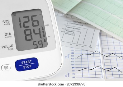 Digitales elektronisches Tonometer, Blutdrucktagebuch und Elektrokardiogramm. Konzept der Gesundheitsversorgung.