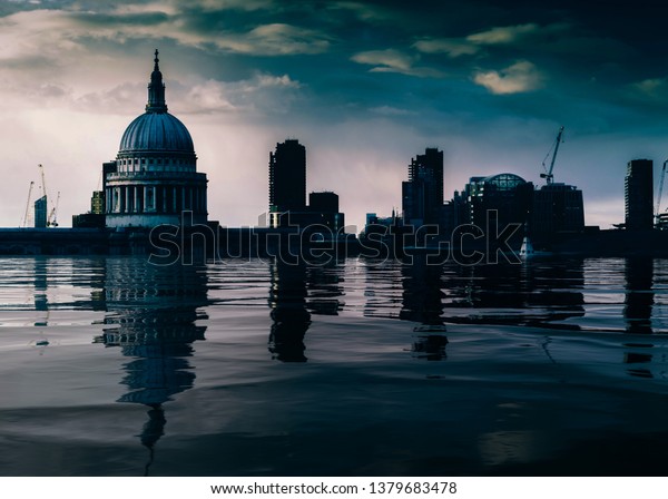 水に覆われた象徴的な聖パウルの大聖堂とロンドンの都市とともに ロンドンの水浸しのテムズ川のデジタル操作のコンセプト的作品 気候変動のディストピア的テーマ の写真素材 今すぐ編集