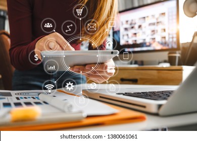 Digitale Marketing-Medien in Virtual Screen.Business working digital Tablets, Smartphone mit Tastatur und Computer Laptop bei Büro in Morgenlicht
