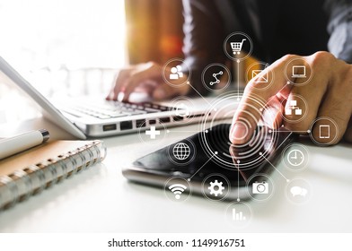 Digital-Marketing-Medien in Virtual Screen.Geschäftsfrau Hand mit Handy und modernem Computer arbeiten mit VR-Symbol-Diagramm im Büro in Morgenlicht 

