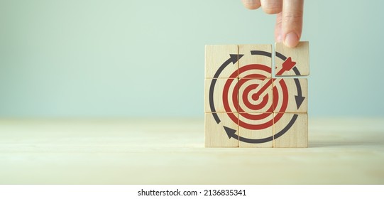 Digital Marketing, Retargeting Or Remarketing Concept. Online Strategies In Social Media, Website Visitor Management And Solution For Marketing Campaigns. Holding Wooden Cubes With Retargeting Icon.