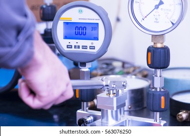 Digital pressure gauge to be calibrated