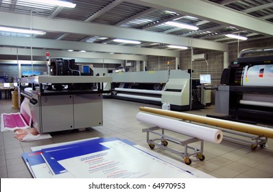 Digital printing system for printing a wide range of superwide-format applications. These printers are generally roll-to-roll and have a print bed that is 2m to 5m wide.