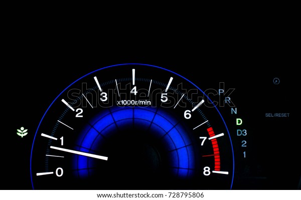 digital\
screen of telling speed of the car in close\
up