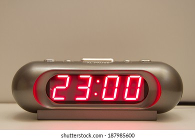 483 Holding digital stop watch Images, Stock Photos & Vectors ...