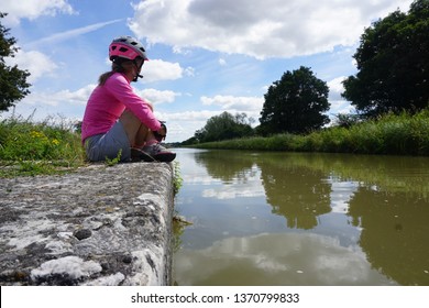 Dijon, Bourgogne, France - 2016 - Pause Pendant Un Séjour Cyclotourisme Sur Le Canal De Bourgogne