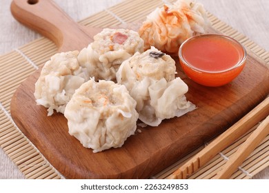 Dim sum (traditional Chinese: 點心; simplified Chinese: 点心; pinyin: diǎn xīn; Jyutping: dim2 sam1) is a large range of small Chinese dishes that are traditionally enjoyed in restaurants for brunch. 