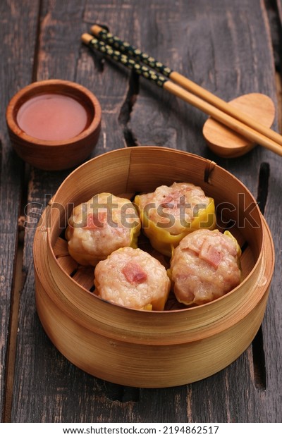 Dimsum is a term from
the Cantonese language and means snack. Usually dim sum is eaten as
breakfast or sarsi.