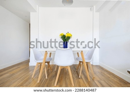 DININGROOM  LIVINGROOM MODERN WHITE AND WOOD FLOWERS