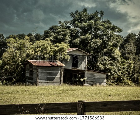 Dipapidated barn in Willis, TX