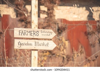 the directing sign to farmer market.