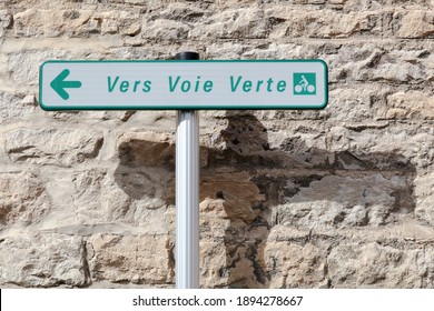 Direction verte en France appelée voie verte en français