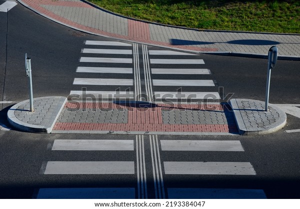 directionally divided lanes at intersection.\
crossing has a raised safety island for pedestrians. signage for\
blind. comprehensive traffic marking of street intersections.\
expertise transport\
studies