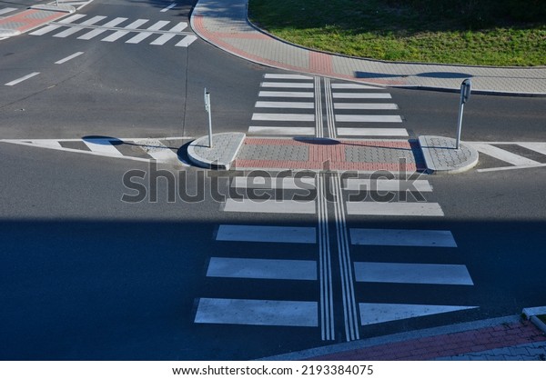 directionally divided lanes at intersection.\
crossing has a raised safety island for pedestrians. signage for\
blind. comprehensive traffic marking of street intersections.\
expertise transport\
studies