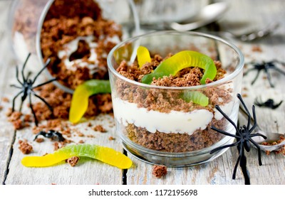 Dirt Cups With Gummy Worms ,  Halloween Dessert For Kids