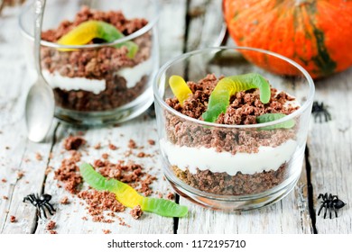 Dirt Cups With Gummy Worms ,  Halloween Dessert For Kids