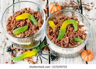 Dirt Cups With Gummy Worms ,  Halloween Dessert For Kids