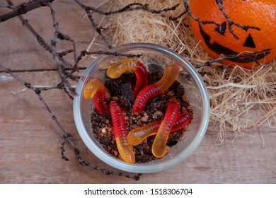 Dirt Cups With Gummy Worms , Halloween Dessert For Kids.