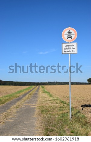 Similar – Verkehrsschild kennzeichnet Durchfahrtsverbot an Feldweg