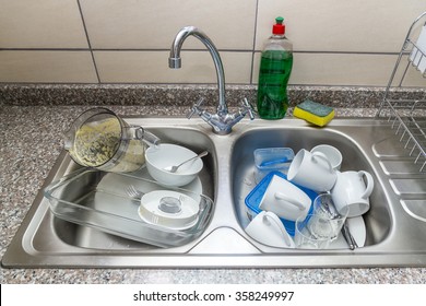 13,297 Kitchen sink washing up Images, Stock Photos & Vectors ...