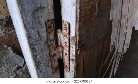 dirty and rusty old door hinges