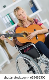 disabled lady playing guitar