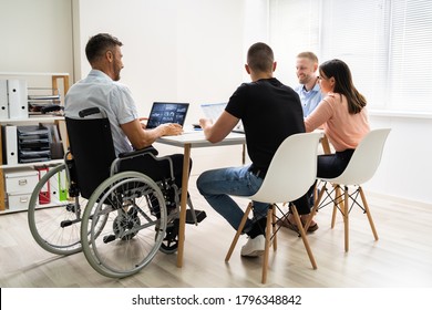 Personas Con Discapacidad En silla De Ruedas En La Reunión De Negocios En El Lugar De Trabajo