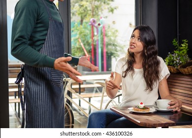 Disagreement between a waiter and a customer in a coffee shop