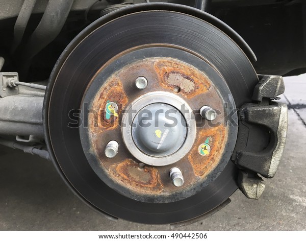 Disc brake and detail\
of the wheel hub