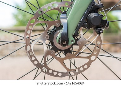 Disc brake on a bicycle with quick release at the hub