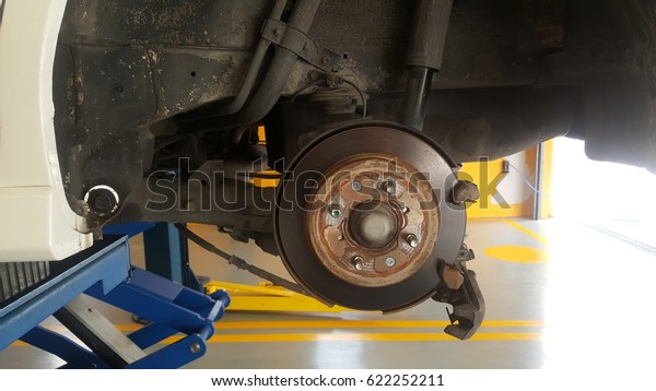 disc\
brake on car in process of new tire\
replacement