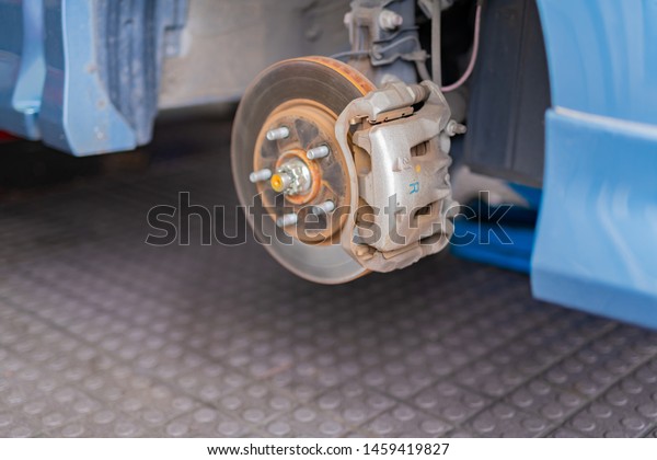 Disc brakes\
of cars seen during tire\
replacement