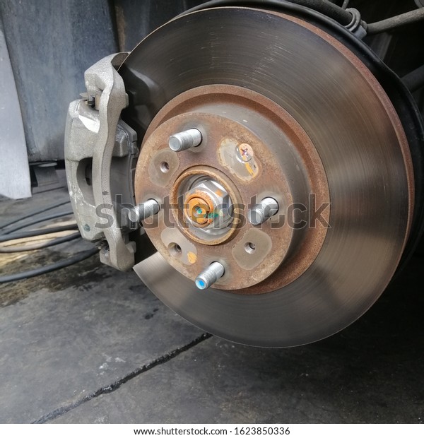 Disc brakes, front wheels are waiting to be\
repaired of cars.