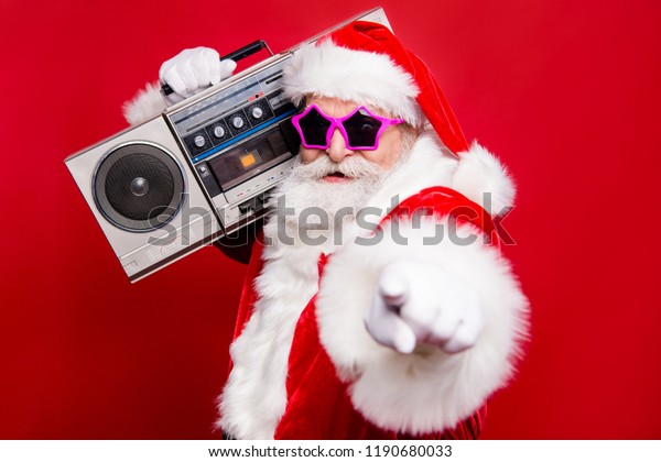 ディスコトレンディノールクリスマスタイムイブ冬のお祝い12月のおしゃれな年配のおしゃれなスター サンタの伝統衣装の白いひげビンテージレコードは 赤い背景に点指を示します の写真素材 今すぐ編集
