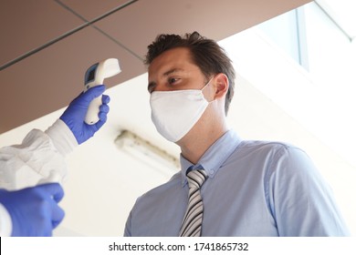 Disease Control Experts  Use An Infrared Thermometer Equipment To Check The Temperature On The Forehead And Use Alcohol Gel To Screen The Patients Addicted To Covid Before Entering The Building.