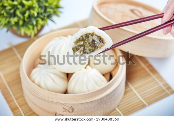 A dish of Chinese steamed\
buns。