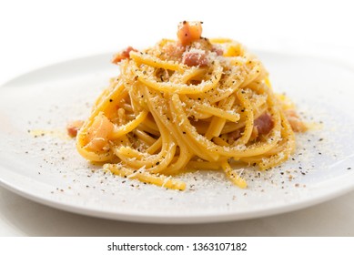 Gericht von Spaghetti alla Carbonara, typisch italienisches Rezept Teigwaren mit Guanciale, Ei und Pecorino Romano Käse 