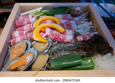 A dish in which various seafood and raw meat are put in a wooden steamer and steamed at once.