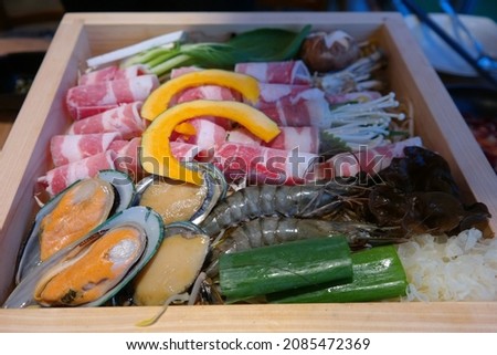 A dish in which various seafood and raw meat are put in a wooden steamer and steamed at once.