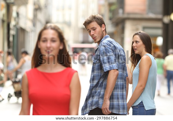 Hombre desleal caminando con su novia y mirando asombrado a otra chica seductora