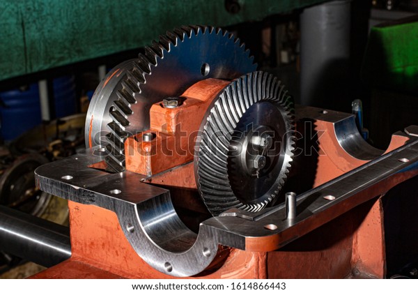 Dismantled old gearbox\
for bearing\
inspection