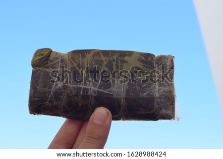 Display of a 100G of pure Moroccan Hashish 