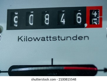 Display of an analog electricity meter in the basement. Measured in kilowatt hour (Kilowattstunden).