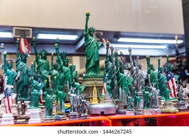 Display Of A Gift And Souvenir Store With Miniatures Of The Statue Of Liberty In Manhattan, New York City, USA