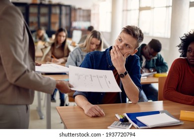 2 Male student receiving test results from his professor Images, Stock ...