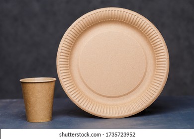 Disposable cardboard dishes made from environmentally friendly materials. Doesn't clog nature Eco-friendly, disposable, recyclable, compostable dishes. Paper cups for drinking, dishes
