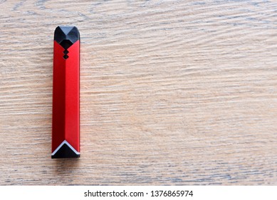 Disposable Red Vape Pen With Refill Pod