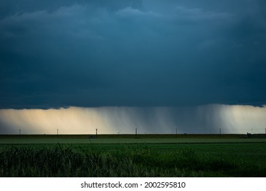 Distinct fallstreaks of rain below the base of thunderstorm