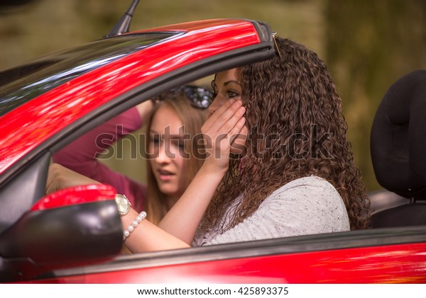 Distracted fright face\
of a woman driving\
car